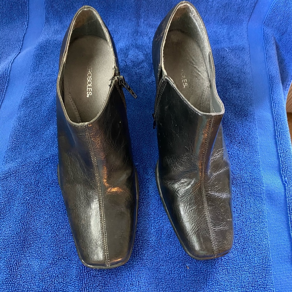 Aerosoles Black leather boot/shoes